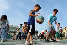 教育部：保障中小学生每天校内校外各1个小时体育活动时间图片