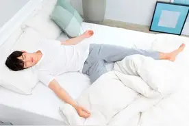 再用这个姿势睡觉，脊柱早晚会出问题！赶紧改！图片
