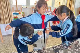 孩子们自主设计，将废旧物品变成美丽衣服图片