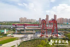 沪渝蓉高铁上海段启动架桥机架梁施工图片