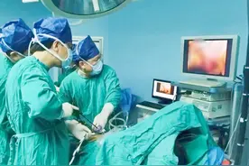 半小时完成腹腔镜下胆囊切除术，术后第一天江夏六旬老人可下地行走图片