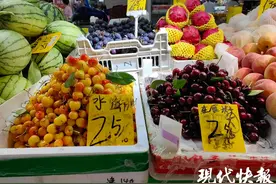 樱桃价格为何腰斩？露天樱桃大量上市后，南京有的店里不到10元/斤图片