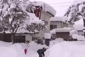 最强寒潮致日本局地积雪厚近4米 缆车一度停运滑雪者徒步翻山图片