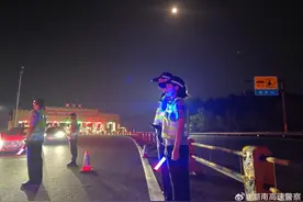 长沙周边多条高速路况“飘红”，出城路上更加堵，网友：别占应急车道图片