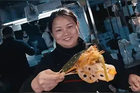 小伙用“格莱美慢镜头”拍出夜市大片，网友：摊主秒变“食神”图片
