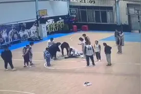 男子篮球赛中突然倒地，且心脏停止跳动！他们的坚持实现“起死回生”图片