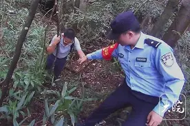 游客九华山摔伤被困峡谷 景区公安消防合力救援图片