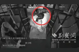 女孩突发疾病晕倒在地 公交车“秒变”救护车图片