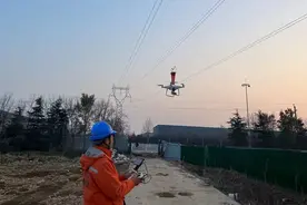 漯河：无人机安装警示灯 保障线路安全可靠供电图片