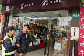 男子捡到手机不归还，还盗刷3次被行政拘留图片