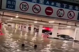 临沂遭暴雨袭击，有小区地库被淹，新郎冒雨用花轿接亲图片