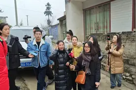 余华英获死刑！杨妞花和姐姐回乡祭拜父母 坟前痛哭“妈妈我好想你”图片