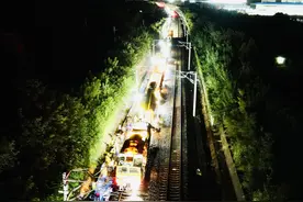 给沪蓉大动脉“扫一扫”污土 了解一下铁路“清筛施工”怎么干图片