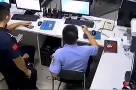 外卖小哥到派出所送餐，被民警认出是逃犯，网友：人和外卖一并送达#逃犯去派出所送餐被扣下图片