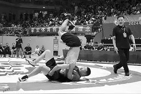 五省挠羊对抗赛上，50名摔跤好手一决高下图片