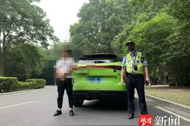 越野车排气声改得太夸张，交警当场查扣图片