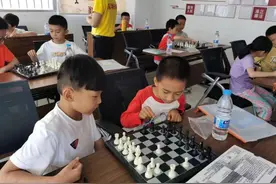 光明街道东周社区国际象棋“训练营”开课啦！图片