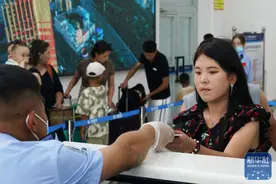 中哈都拉塔口岸迎来跨境旅行热潮图片