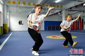 澳大利亚小兄妹钟情中国武术：一起习武风雨无阻图片
