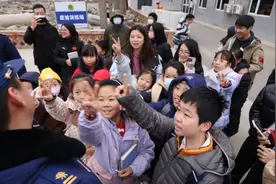 与搜救犬“亲密接触” 教育圆桌小记者团走进朝阳消防搜救犬站图片