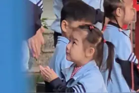 孩子肉眼可见的震惊！小女孩捂嘴连打喷嚏，老师以为她手冷，让她搓……图片