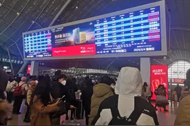 实探冰冻雨雪天的武汉站：多趟列车晚点，候车室的台阶上坐满旅客图片