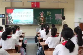 菁菁校园闪烁国防之火——济南警备区开展国防教育进校园活动图片