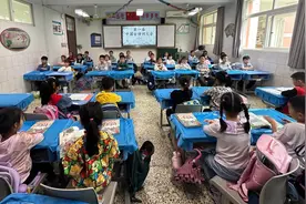 自己出题还可求助“亲友团”，小学生玩转“中国古诗词大会”图片