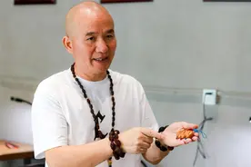 现实版《核舟记》！金华婺城有人把“亚运三宝”雕在果核上图片