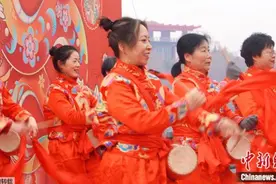 打腰鼓、吃爆肚，外国留学生逛庙会：下次还想来！| 奇妙中国年图片