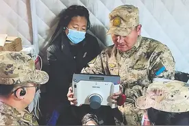 人民子弟兵帮助受灾群众尽快重建家园图片