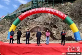 黑龙江同江：40万尾大马哈鱼苗放流中俄界江图片