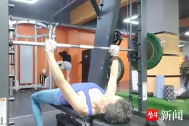 安徽马鞍山七旬“撸铁奶奶”，业余健身练出腹肌，因“马甲线”棱角分明走红网络图片