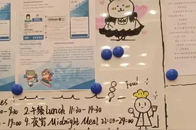 【“志愿蓝”在行动】简笔画一目了然，这个亚冬信息提示板温暖又可爱图片