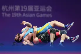 追光丨力量与美的碰撞！来一场海边的摔跤吧图片