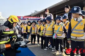 青岛举办消防开放日活动 4000余名市民现场学习图片