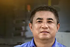 师傅的荣耀丨龙卫国：从50吨到2400吨，助力中国起重机走向世界图片