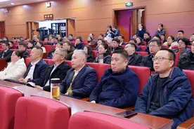 新县2025年首期“营商大讲堂”聚焦前沿AI大模型图片