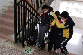 接力守护！长沙一小学生骨折后有了47根“拐杖”：全班同学轮流搀扶上下楼图片