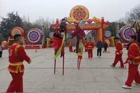 天南海北非遗年｜洛阳过大年踩高跷、舞狮子轮番上演图片