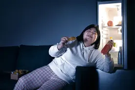 胃已经“饱”了，却还是忍不住想吃，容易饿到底是不是病？图片