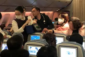 一乘客飞往洛杉矶途中突发心脏骤停，北京医生机上救人图片
