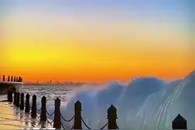 摄影师拍摄夕阳下的巨浪 网友：钱塘江大潮烟台分潮图片