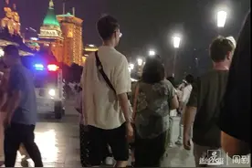 短短15分钟被塞了7次！外滩游玩遭遇“套路卖花”？已查处30余人次！图片