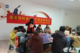 济宁高新区柳行街道菱花社区开展“科技贺新春 智慧社区行”志愿服务活动图片