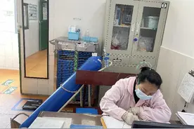 护士孕妇吸氧坚持工作，医者仁心温暖人心图片