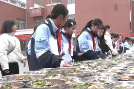 冬至一起嗦粉！贵州遵义一中学师生共庆佳节图片