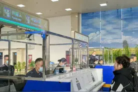 中国巴克图—哈萨克斯坦巴克特口岸跨境游自驾游发车仪式启动图片