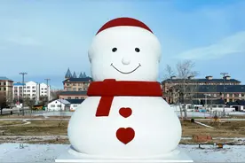 额尔古纳萌宠“雪圆圆”有望成为世界最大雪人雕塑图片