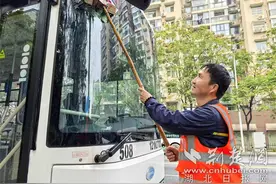 公交保洁员王汇祥：话不多，事却干得不少图片